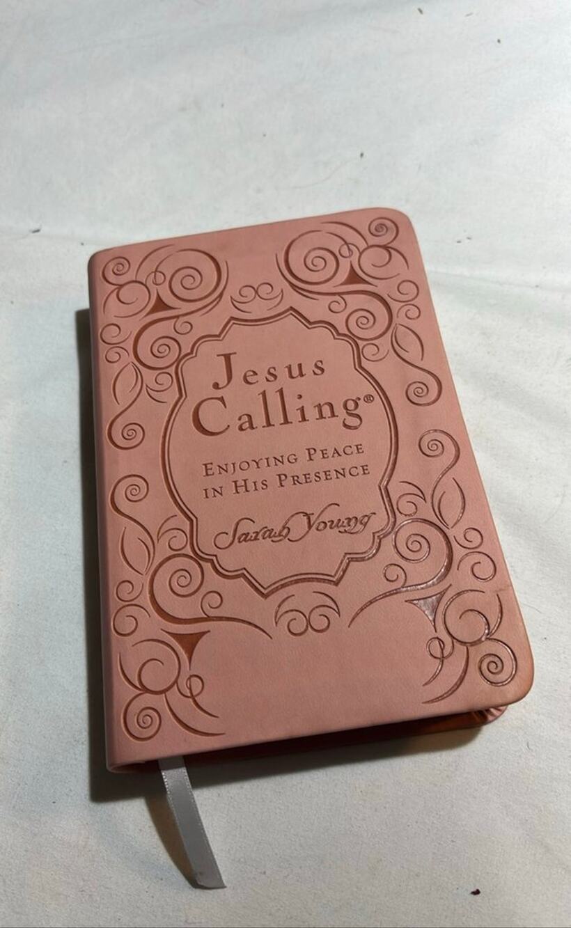Jesus Calling: Enjoying Peace in His Presence by Sarah Young